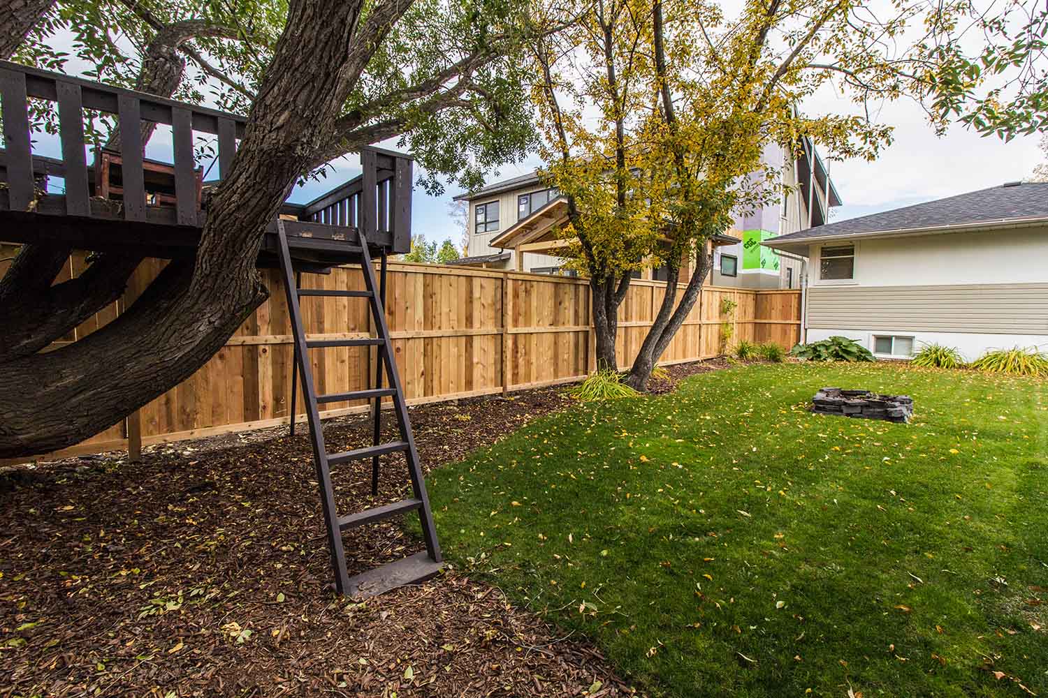 Fence Builders Calgary First Class Fencing (403) 9915995