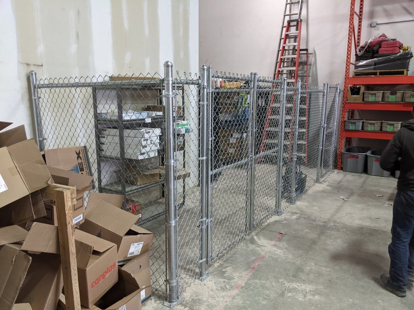 Chain link storage cage