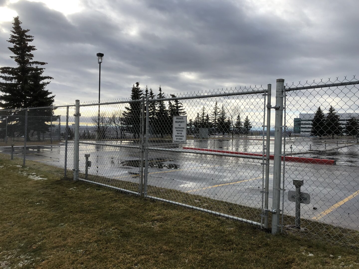 Commercial chain link fence