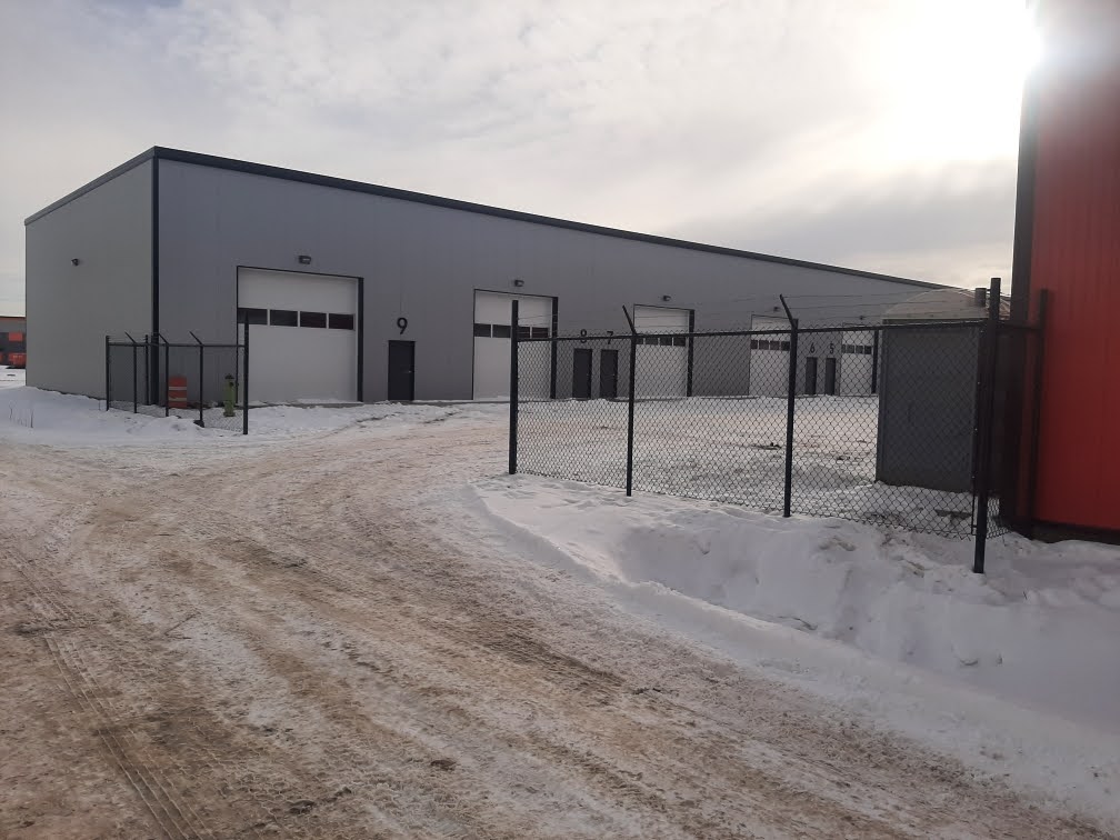 Commercial chain link fence